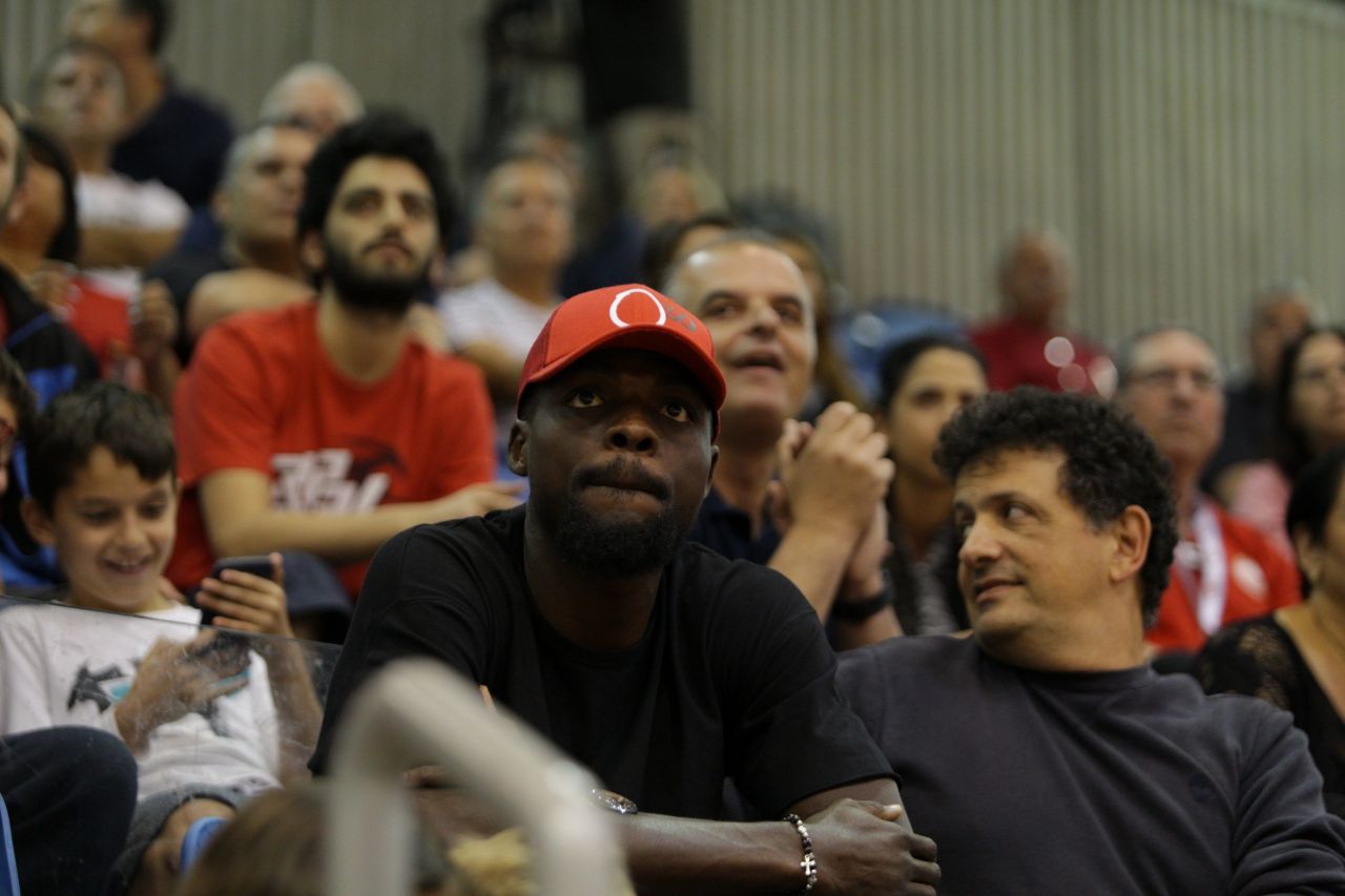 ג'ון הוגו בקונכייה. צופה בהפועל באר שבע (צילום: אסף חיימוביץ')